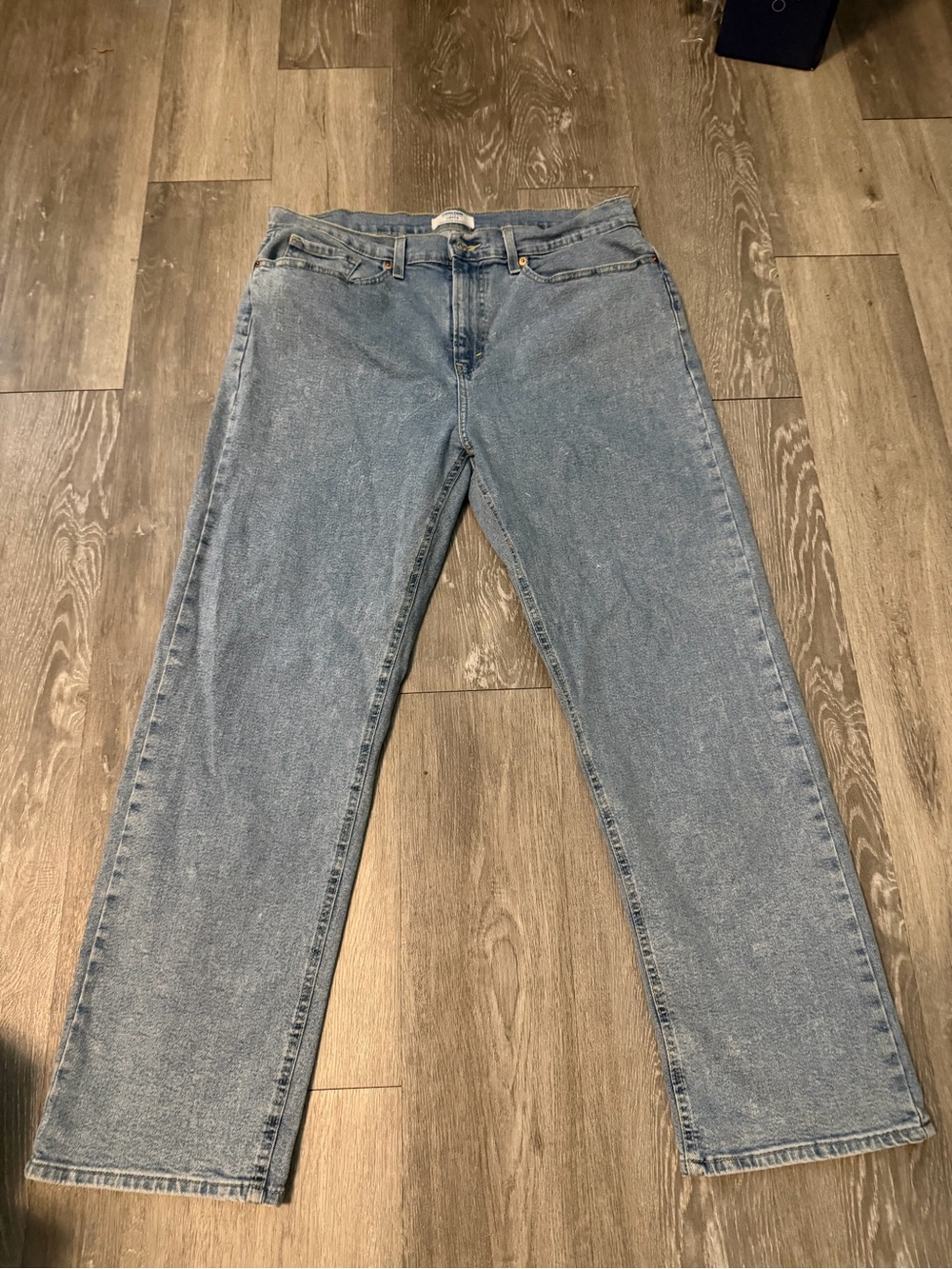 Levi’s Denizen 90’s loose Classic Light Wash Straight Leg Jeans